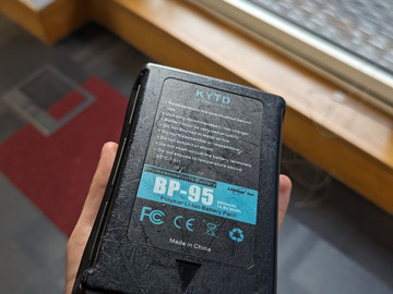 List my kit: 95wh V-lock battery with a cheese plate